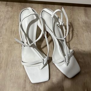 Tony Bianca 	
FAYTHE SANDAL IN WHITE